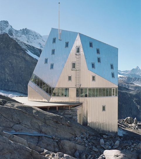 Eingebunden in eine unwirkliche Welt spiegelt sich der nahezu energieautarke „Bergkristall“ in 3000 m Höhe in der Sonne. Das Dach und Fassade sind aus 0,8 mm starkem Alublech.