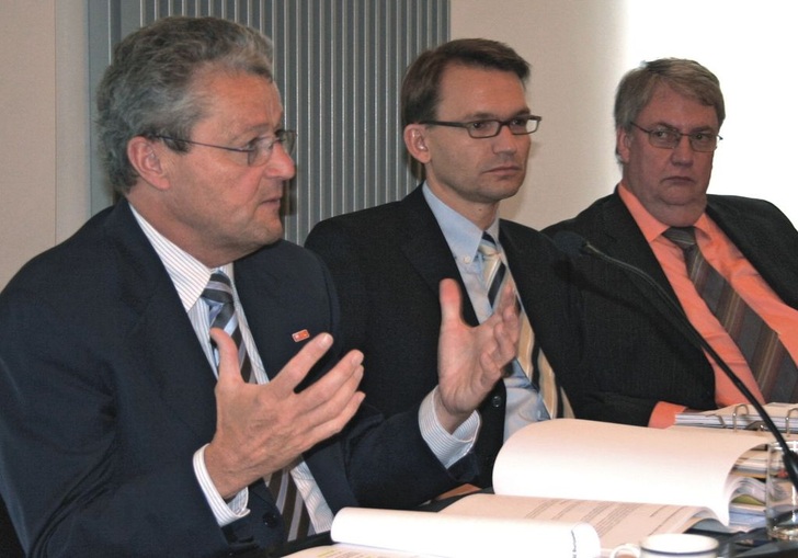 ZVSHK-Präsident Manfred Stather (links) warnt vor der Direktvermarktung durch Energieversorger. Er fürchtet, dass Handwerksunternehmer langfristig zu Schraubern degradiert werden.
