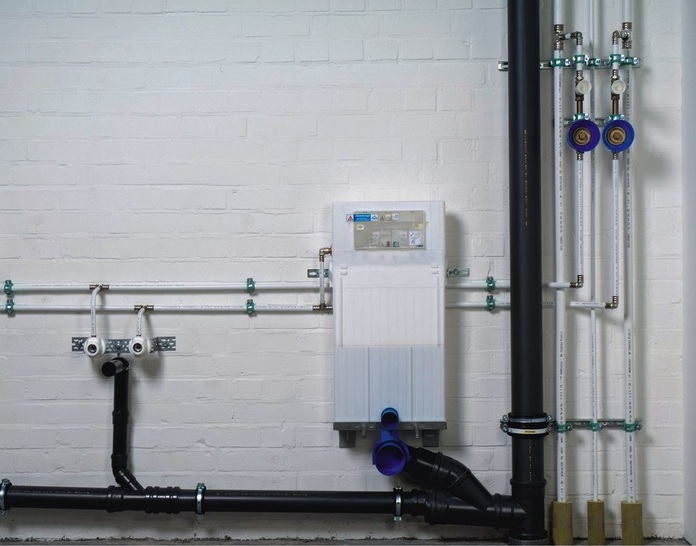 1 Bei einer Anlagendimensionierung ist der Volumenstrom, der durch die Leitung die verschiedensten Entnahmearma­turen mit Wasser versorgt, die Grundlage jeder Bemessung.