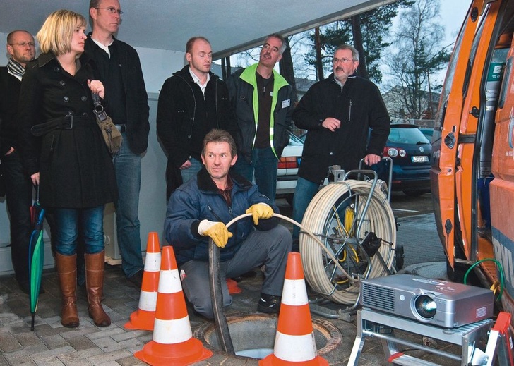 Für den Grundleitungscheck oder um Abwasserleitungen sanieren zu dürfen, müssen entsprechend vorgebildete Fachleute einen Sachkundenachweis erlangen. - © Jung Pumpen
