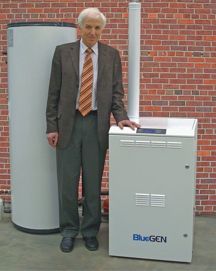 Der elektrische Wirkungsgrad des Brennstoffzellengeräts Bluegen von CFCL liegt bei 60 %. Im Bild Dr. Karl Föger, Leiter Technik und Entwicklung CFCL. - © CFCL
