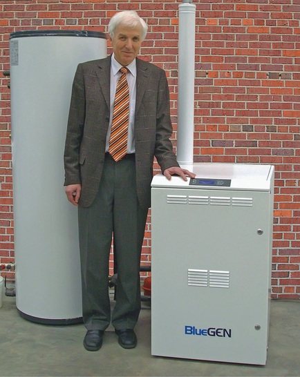 Der elektrische Wirkungsgrad des Brennstoffzellengeräts Bluegen von CFCL liegt bei 60 %. Im Bild Dr. Karl Föger, Leiter Technik und Entwicklung CFCL.