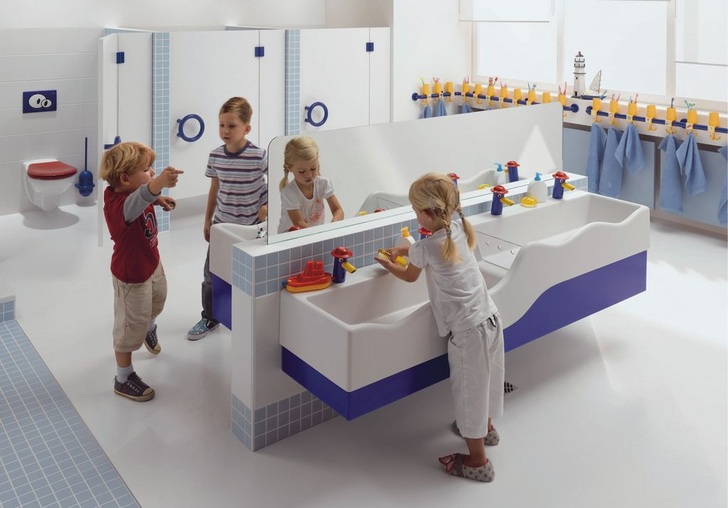 Eine kindgerechte Waschplatz­­gestaltung wie in der Kita ­Spatzennest fördert die Hygiene­entwicklung der Kleinen, die sich gern an den Großen orientieren.
