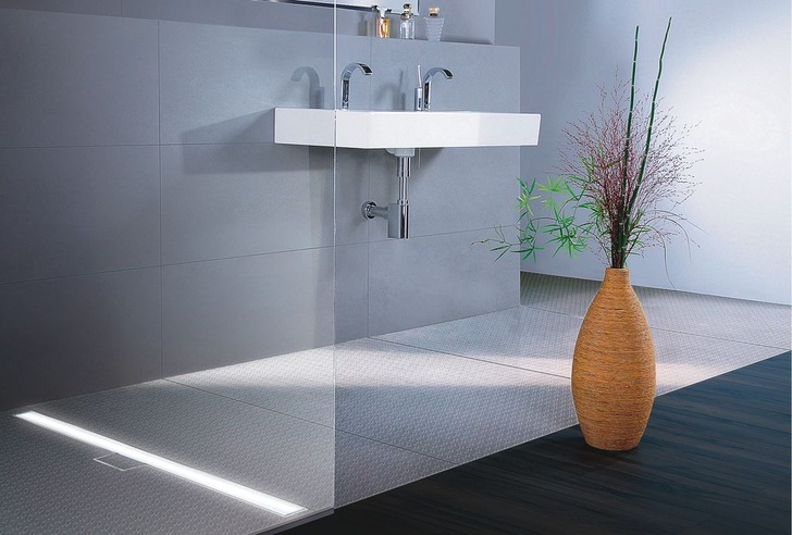 Im barrierefreien Bad gewinnen Duschrinnen immer mehr an Bedeutung.