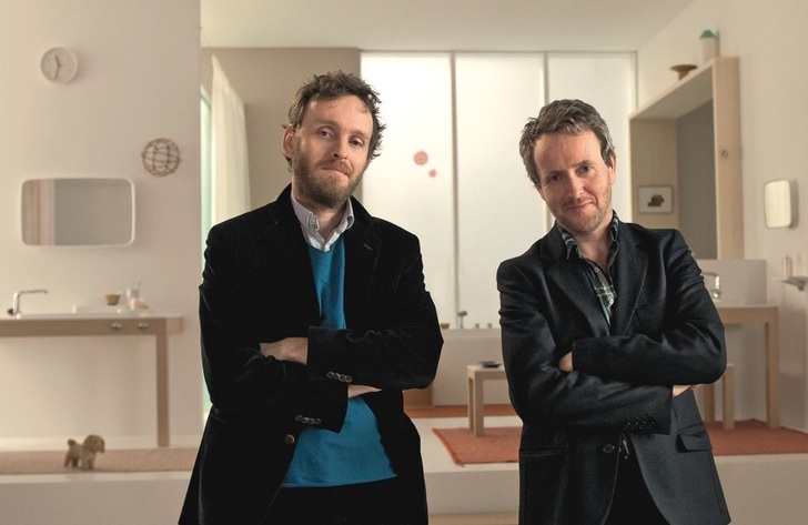 1997 wurde das Duo Ronan und Erwan Bouroullec entdeckt. Von da an ging es steil bergauf. Schnell folgten Aufträge von großen Möbelmarken wie Vitra, Ligne Roset, Kvadrat oder Magis. Die in Paris lebenden Brüder sind nun auch in die Badwelt eingestiegen.