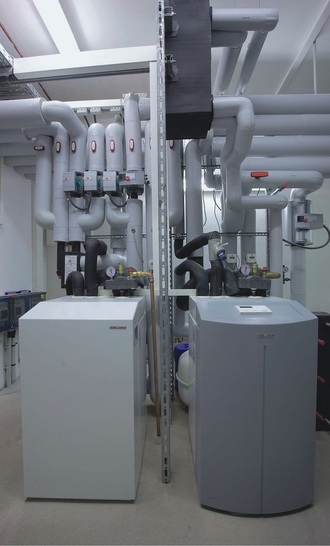 Zwei getrennte Wasser-Wasser-Wärmepumpen versorgen das Mehrfamilienhaus in Hannover mit Heizwärme.