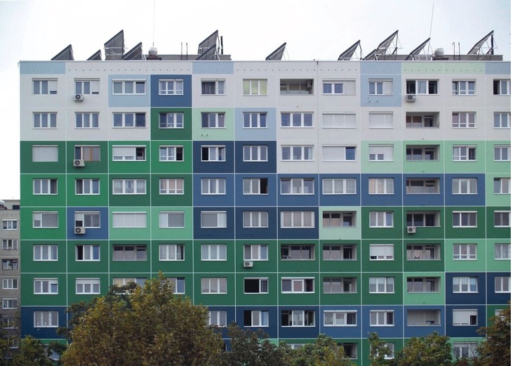 CentraLine-Lösungen sorgen im Budapester Dorfhaus für eine kontrollierte Warmwasserversorgung.