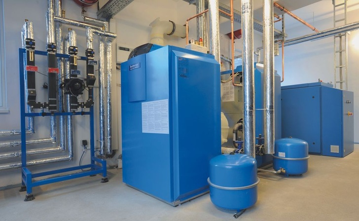 Zwei Brennwertkessel Logano plus GB 312 und das Erdgas-Blockheizkraftwerk Loganova EN 20 sind zusätzlich zur Logafix Luft/Wasser-Wärmepumpe WPL 220 AR ins System integriert.