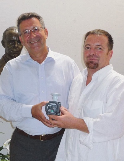 Präsentieren die neue Heizungsumwälzpumpe NCE EI (v. l.): Bernhard Väth und Francesco Majolo.