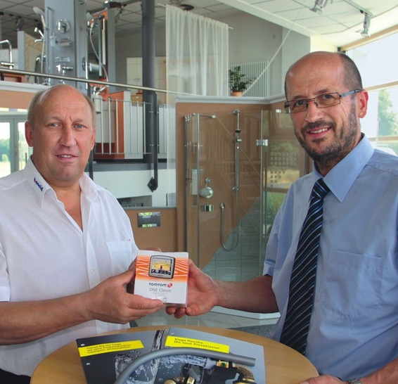 Viega-Verkaufsberater Wigbert Wiegand überreichte Bosold-­Prokurist Bernd Pappert (li.) den Hauptpreis der Viega Kampagne, ein „TomTom“-Navigationsgerät.