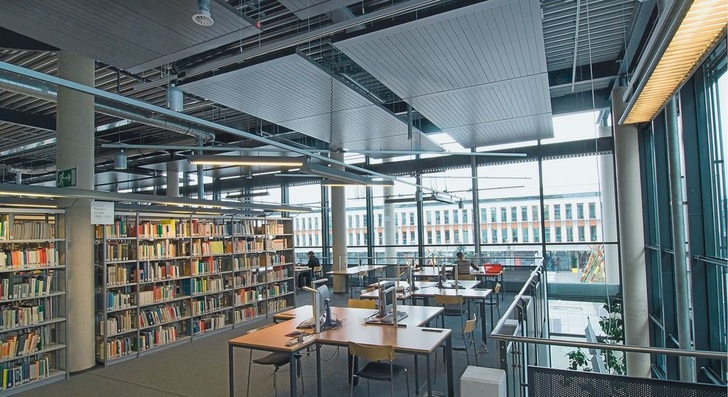 Die Wärmelast moderner Gebäude wie hier der Unibibliothek Koblenz ist enorm. Neben der Glasfassade heizen Computer und zahlreiche Nutzer die Raumluft auf.