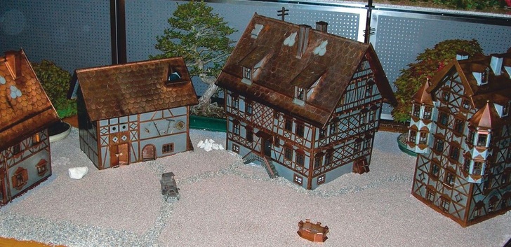 Eine Rarität gab es im Foyer zu sehen: Eine historische Kleinstadt aus Blech und Kupfer, handgefertigt von Blechnermeister Reinhold Müller, aufpoliert und zur Verfügung gestellt von dessen Sohn.