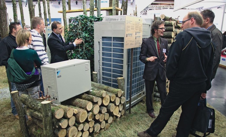 Dass auch die Klimatechnik auf einem grünen Weg ist, sollte der Stand von Daikin mit viel Holz, Gras und Blättergeraschel demonstrieren.