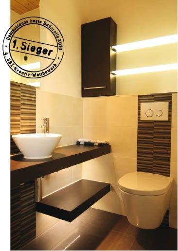 So überraschend kann ein kleines Gäste-WC aussehen. Warm und wohnlich — von Langeweile keine Spur.