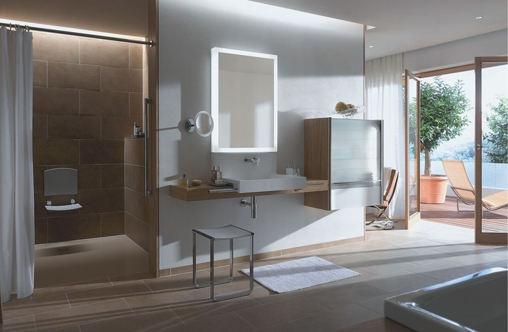 Mit den Serien wie Plan Care und Smart Care von Keuco lassen sich Bäder jeder Komfortstufe realisieren. Die barrierefreie Funktionalität ist dabei mit einem Ästhetik- und Designanspruch verbunden. Die bodenebene Dusche Bettefloor mit Antirutschbeschichtung sorgt für sicheren Stand.