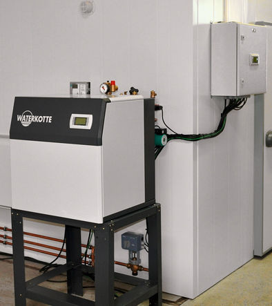 Monovalente Luft-Wärmepumpe (Typ Ai1QL) in der Kältekammer auf dem Prüfstand.