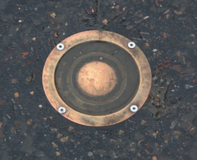 Der AEG Eismelder EM 40 schaltet die Freiflächenheizung automatisch nach den Witterungsverhältnissen an und aus.