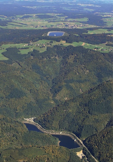 Das Pumpspeicherkraftwerk Wehr im Schwarzwald ist seit 1976 in Betrieb. Es wird über die Wehratalsperre (unten im Bild) versorgt. In Deutschland existieren Pumpspeicheranlagen mit einer Kapazität von etwa 40 GWh.