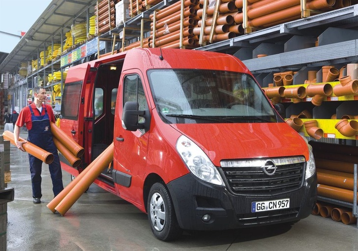 Der mittlere Radstand vom Movano bei mittelhohem Dach (Stehhöhe 190 cm) gilt im Handwerksbetrieb als guter Kompromiss. Gut zehn Kubikmeter und mehr als 1300 kg Nutzlast können dann drin sein.