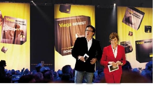 Fernseh-Journalistin Angela Elis und Kabarettist Christoph Brüske moderierten informativ und humorvoll die Premiere der Viega-Roadshow 2011.