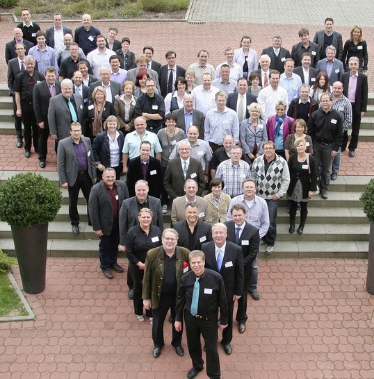 Die Mitglieder der mitllerweile 60 Betriebe umfassenden Bad & Heizung-Gruppe auf der Jahres­tagung in Fulda. - © SBZ
