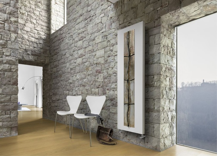 Die expressiven Reliefs des Keramikkünstlers Giuseppe Lorenzi machen den Runtal Arteplano Raku zu einem Kunstwerk.