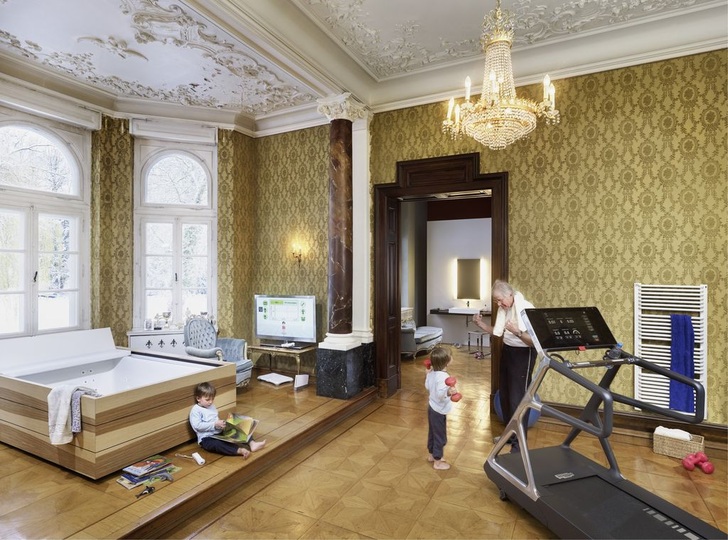 Whirlpool und Duschen inmitten der Wohnung als ganz normale Einrichtungsgegenstände. Die Bäder werden wohnlicher oder gar in Wohnlandschaften integriert.