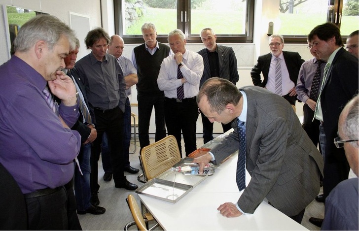 Bundesfachgruppenleiter Ulrich Leib machte an verschiedensten Werkstoffen deutlich, wie unterschiedlich sich Regenwasser auf einer flachgeneigten Fläche ausbreitet.
