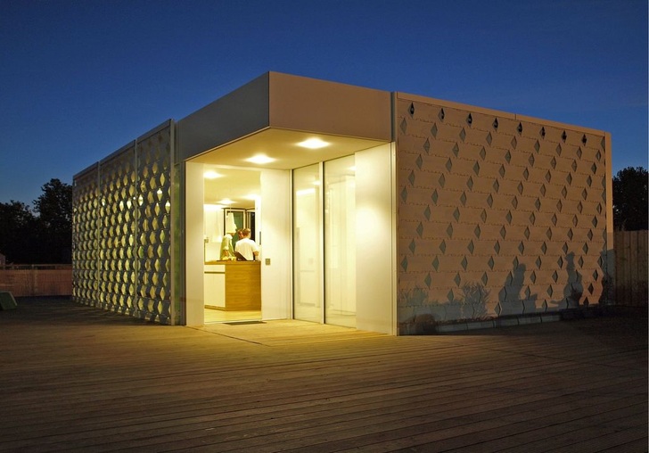 Das Rosenheimer Solarhaus erreichte beim Hochschulwettbewerb „Solar Decathlon Europe 2010“ jeweils den 1. Platz in den Disziplinen Energie­bilanz, Behaglichkeit, Funktionalität, Haustechnik und Lichtgestaltung.