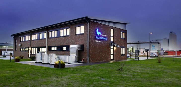 Das neue Verwaltungs- und Personalgebäude der Vereinigten Fischmehlwerke Cuxhaven wird von drei Luft/Wasser-Wärmepumpen beheizt und gekühlt.