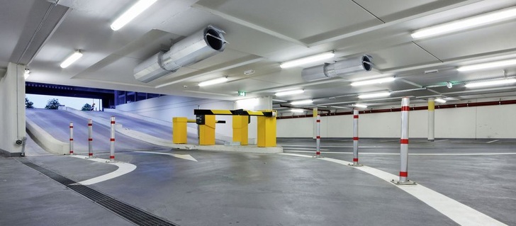 Jet Fans wie diese Helios-Impulsventilatoren — hier in axialer Ausführung — werden in Garagen zur Entlüftung oder zur Rauchabführung eingesetzt. Der Luftstrahl erzeugt eine gerichtete Luftbewegung.