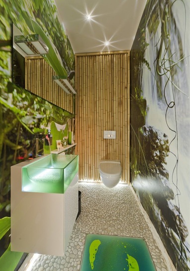 Abtauchen im Dschungel — dieses Gäste-WC bleibt bestimmt in Erinnerung.