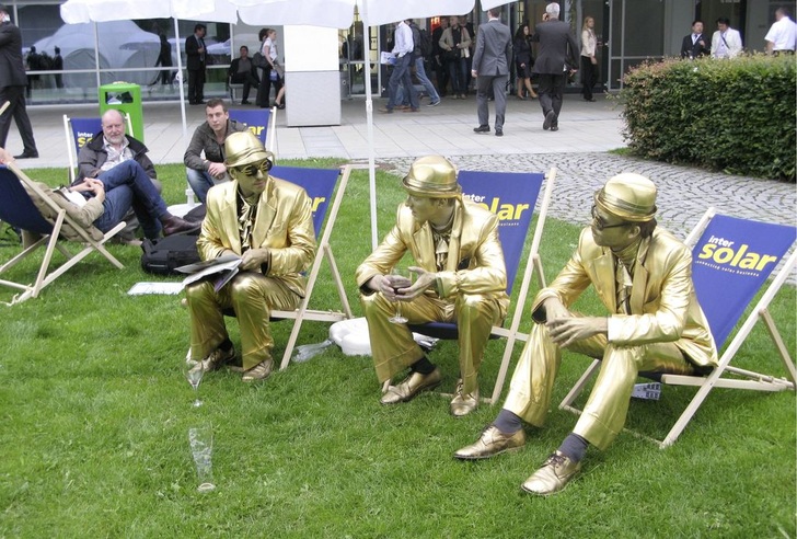 Gauklertruppe auf der Intersolar München, die sich eine Pause gönnt.