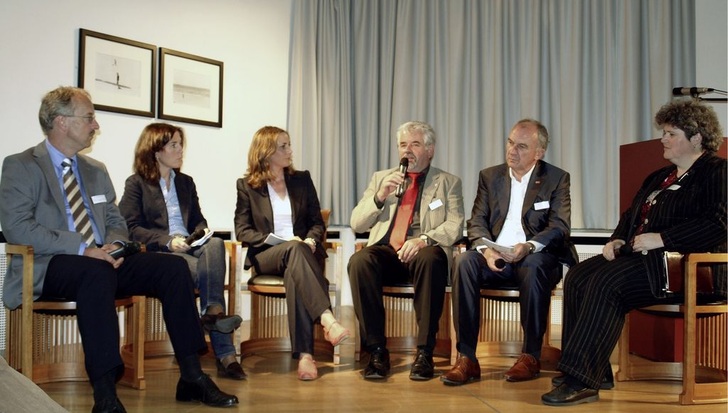 Interessante Podiumsdiskussion (v.l.): Dr. Hermann Dinkler (Sachverständiger nach VAwS), Sandra Welsch (Firma Manfred Welsch), Moderatorin Ute Soldierer, Klaus Weinmann (Fachverband), Wolfgang Dehoust (Dehoust GmbH) und Uta Zepf vom Ministerium für Umwelt, Klima und Energiewirtschaft Baden-Württemberg.