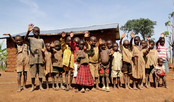 Empfang der Keuco-Mitarbeiter im Waisen- und Behindertenheim Zachäus in Burundi.