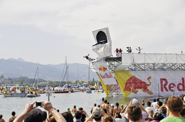 Red Bull macht‘s möglich: das fliegende WC.