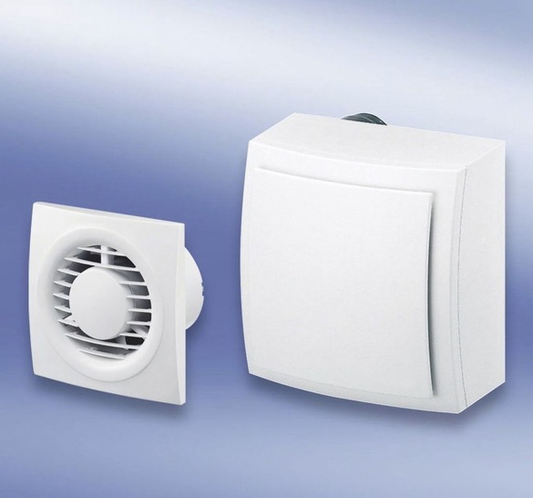 Um Schimmel im Bad zu ver­meiden, muss Feuchtigkeit schnell weg­gelüftet werden.