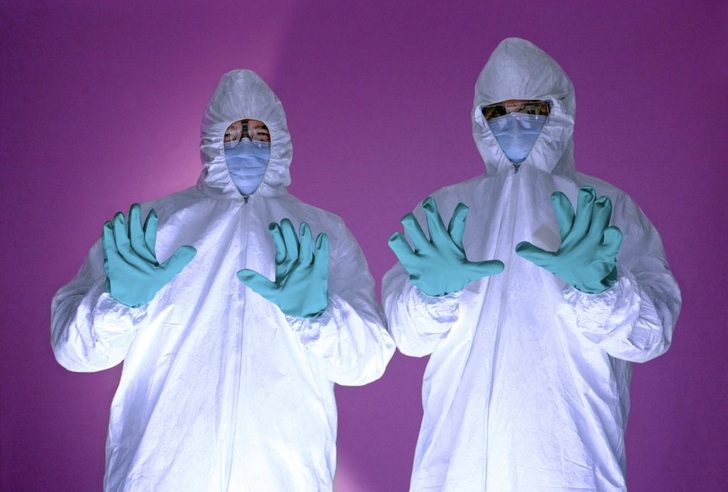 Wenn sich der Schimmel im Bad erst einmal angesiedelt hat, lässt er sich nur sehr schwer wieder beseitigen.