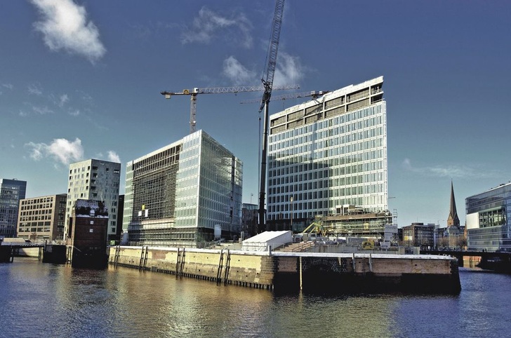 Neues Gebäudeensemble auf der Ericusspitze am östlichen Ende der Hamburger Hafen-City: Das rechte Gebäude ist seit diesem Sommer der neue Stammsitz der Spiegel-Gruppe.