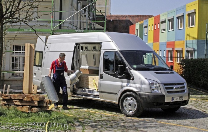 Typisch für die Baustelle: Der Transit mit Hochdach und langem Radstand erreicht eine Stehhöhe von 2 m im Frachtraum und bringt es hier auf ein Volumen von 11,6 m³.
