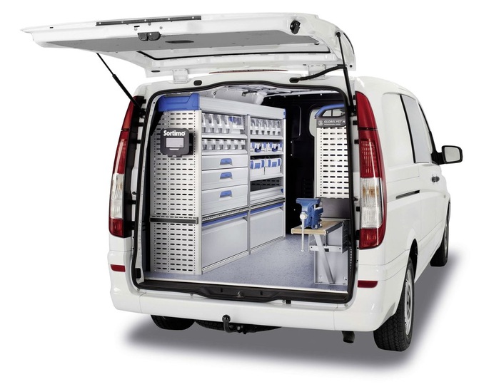 Globelyst M (hier im Mercedes Vito) legt Wert auf Funktionalität, ist jedoch gewichtsreduziert bis ins Detail. Das schmale Verzurrsystem ProSafe ist in den Pfosten integriert.