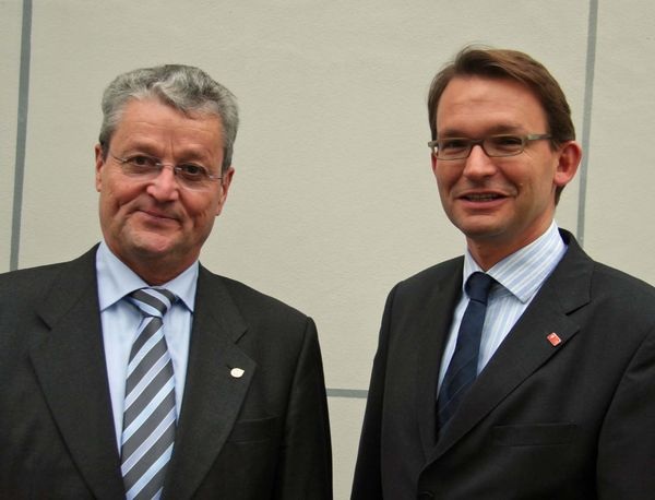 ZVSHK-Präsident Manfred Stather und Hauptgeschäftsführer Elmar Esser: “Die SHK-Verbandsorganisation wird alles daran setzen, das belastete Verhältnis zum Unternehmen Viessmann — als eine der wichtigsten Größen im Heizungsmarkt — wieder zu normalisieren. Wir nehmen die Auseinandersetzung über die Werbeaktion zum Anlass, die eigenen Anstrengungen und Initiativen für eine gemeinsame Marktoffensive zur Auflösung des Modernisierungsstaus zu erhöhen.“