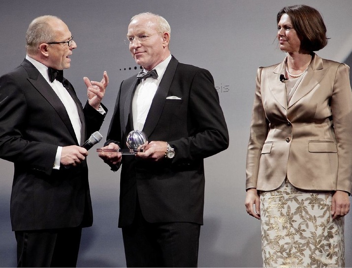 Bundesministerin Ilse Aigner und Stefan Schulze-Hausmann, Vorsitzender des Vorstands der Stiftung Deutscher Nachhaltigkeitspreis (l.), überreichten den Preis für Deutschlands nachhaltigste Marke an Dr. Martin Viessmann.