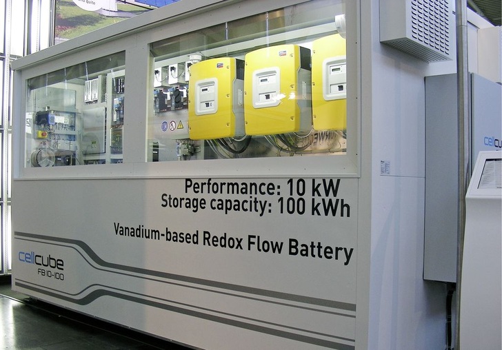 Großbatterien wie die Redox-Flow-Batterie von Gildemeister gelten als Schlüsseltech­nologie in der zukünftigen Stromversorgung. - © Wolfgang Schmid
