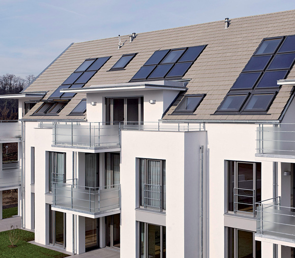 Velux-Solarkollektoren integrieren sich besonders harmonisch ins Dach.