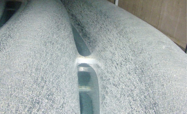 1 Eisbildung im SolarEisspeicher um den Wärmeübertrager aus Kunststoffrohr.