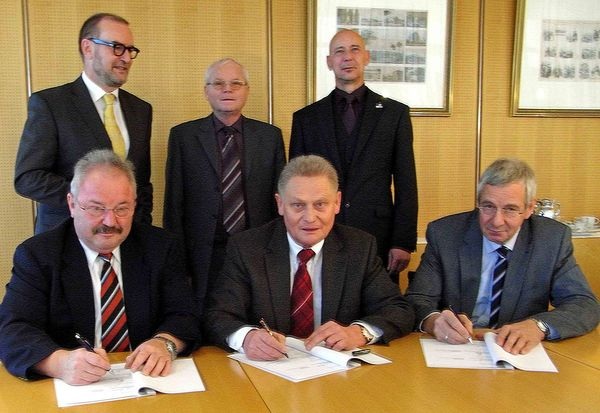Unterschrift zur Kooperation und zu mehr Effizienz: Die Landesinnungsmeister (v.l.) Dr. Joachim Eulenstein (Sachsen-Anhalt), Herbert Reischl (Sachsen), Ulrich Kössel (Thüringen) und hintere Reihe (v.l.) Dr. Hans-Michael Dimanski (Geschäftsführer Sachsen-