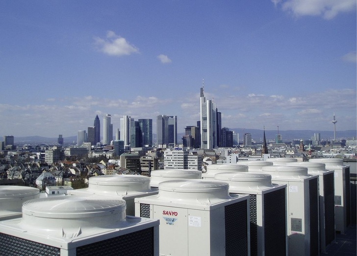 VRF-Anlage mit Sanyo-Geräten von Alfred Kaut auf dem Dach eines Gebäudes vor der Frankfurter Skyline.