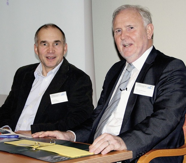 Franz-Josef Heinrichs (ZVSHK, rechts) und Karsten Selleng (Stadtentwässerung Braunschweig) ­moderierten die jährlich stattfindende Entwässerungstagung am 16. und 17. Januar 2012 in Fulda.