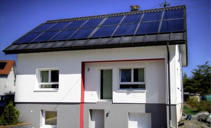 Das Haus von Familie Buck in Hechingen kurz vor Abschluss der Sanierungsarbeiten. Auf dem Dach sind 41 m2 Solarkollektoren installiert.
